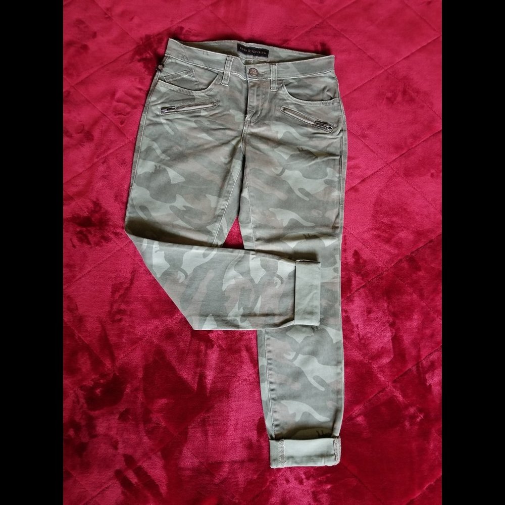 Rock & Republic Kashmiere Camo Skinny Jeans. Size